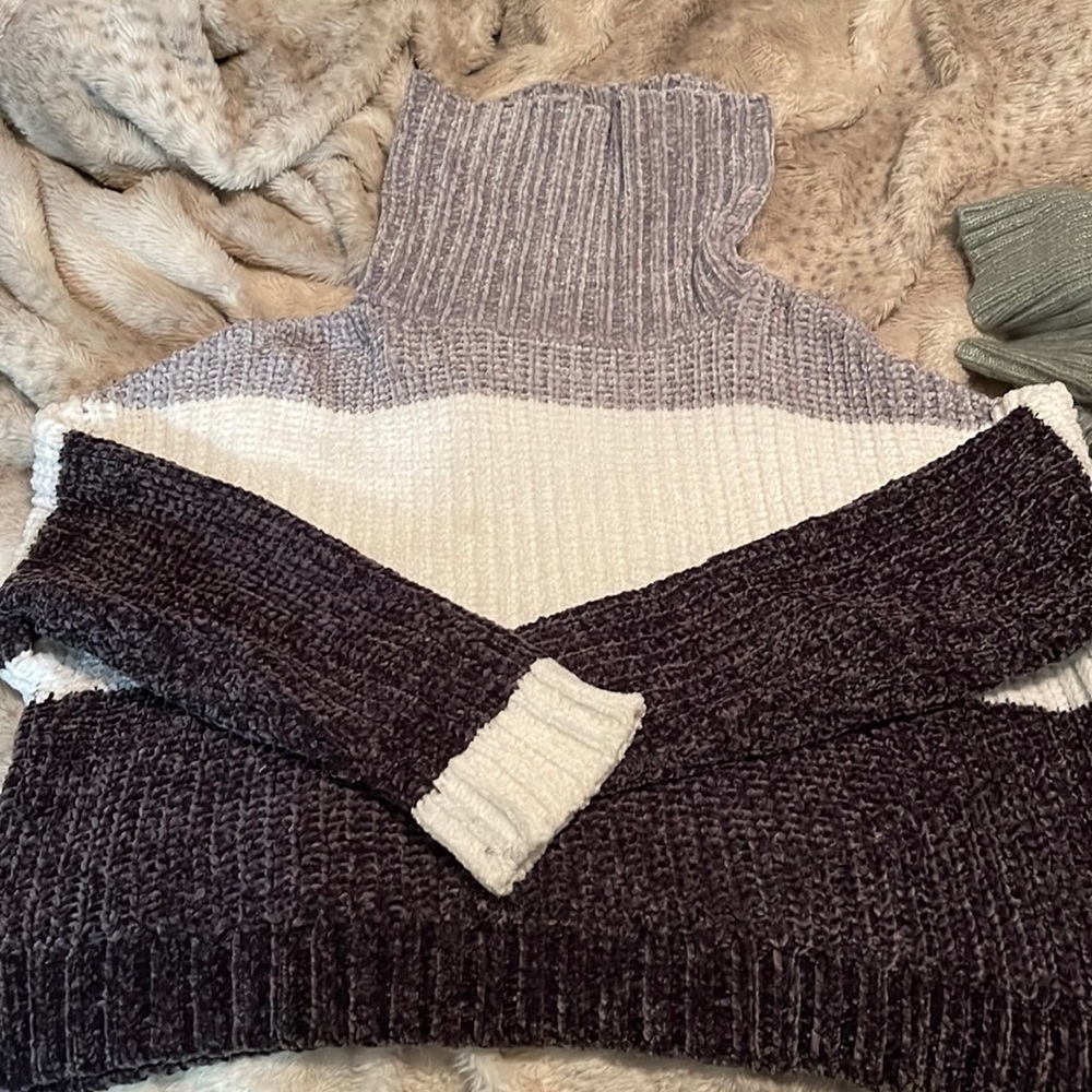 Funnel neck cropped warm sweater